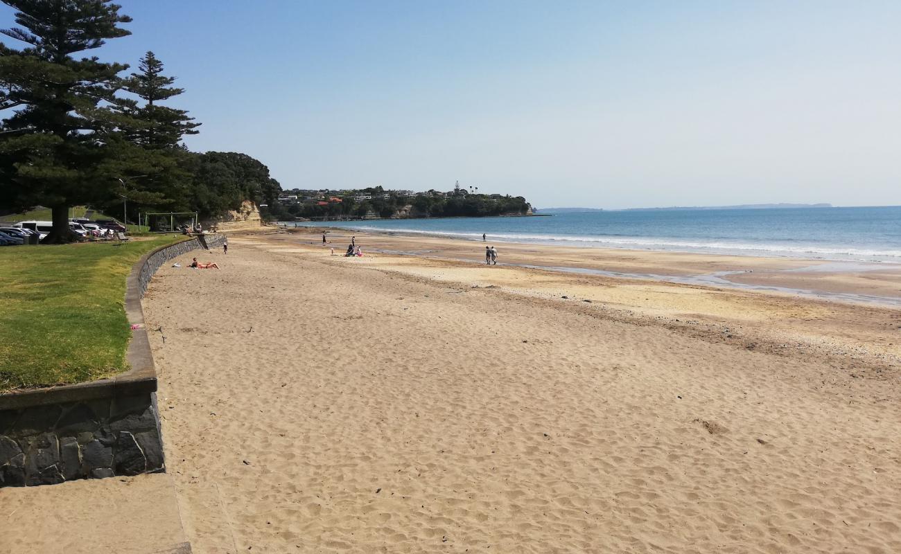 Photo de Mairangi Bay Beach avec sable beige de surface