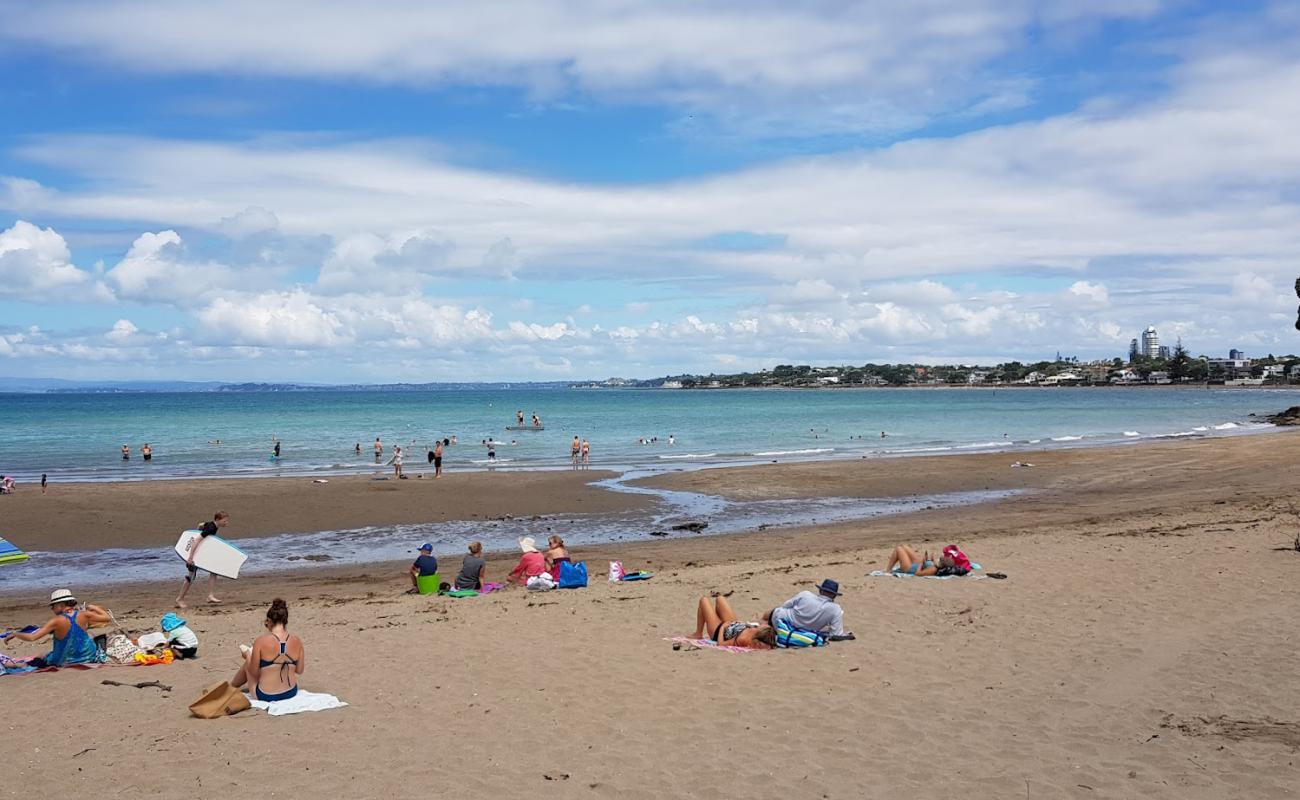 Photo de Castor Bay Beach avec sable beige de surface