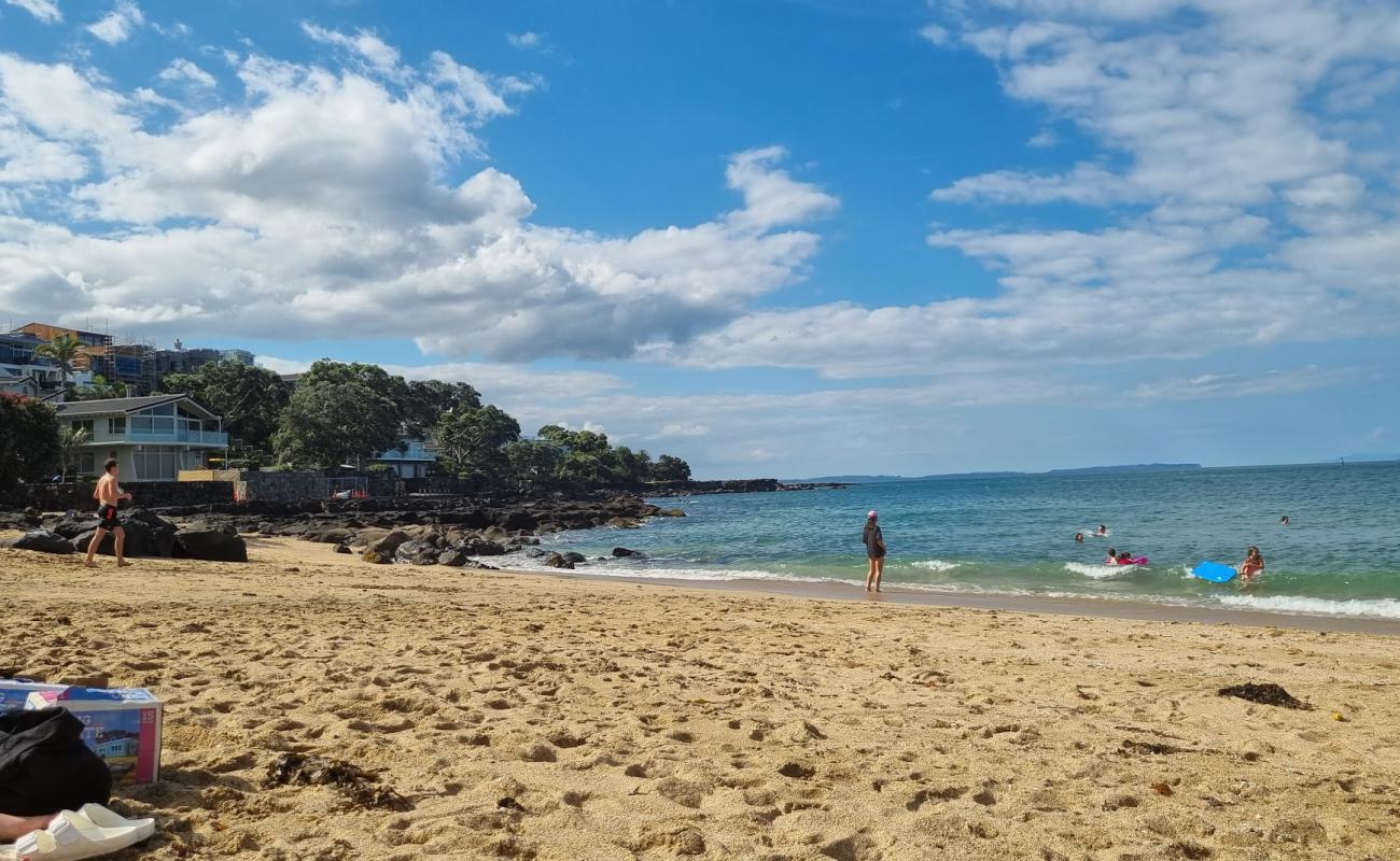 Photo de Thorne Beach avec sable beige & pierres de surface