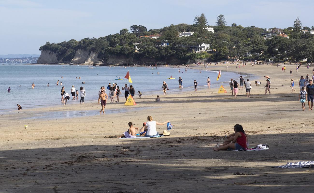 Photo de Takapuna Beach avec sable lumineux de surface