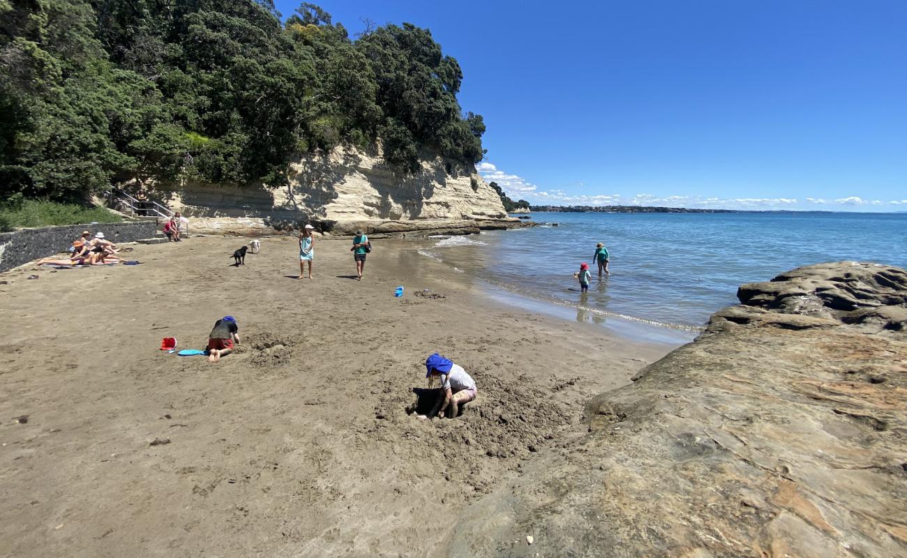 Photo de St Leonards Bay Beach avec sable beige de surface