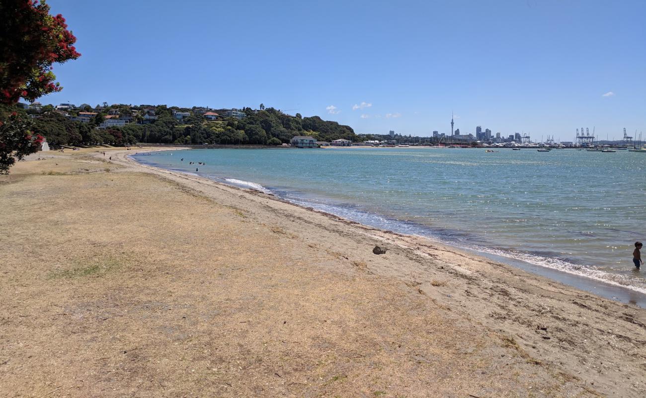 Photo de Okahu Bay Beach avec sable coquillé beige de surface