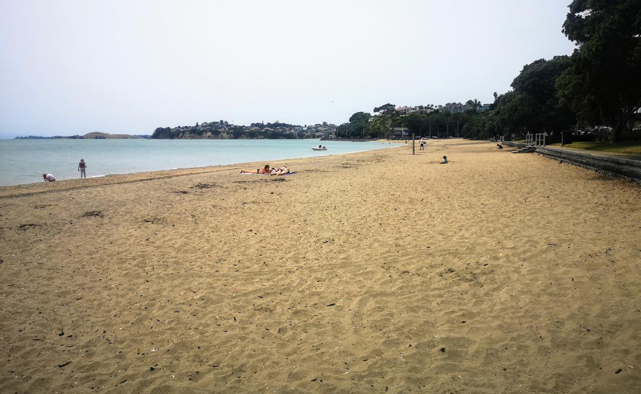 Photo de Kohimarama Beach avec sable lumineux de surface