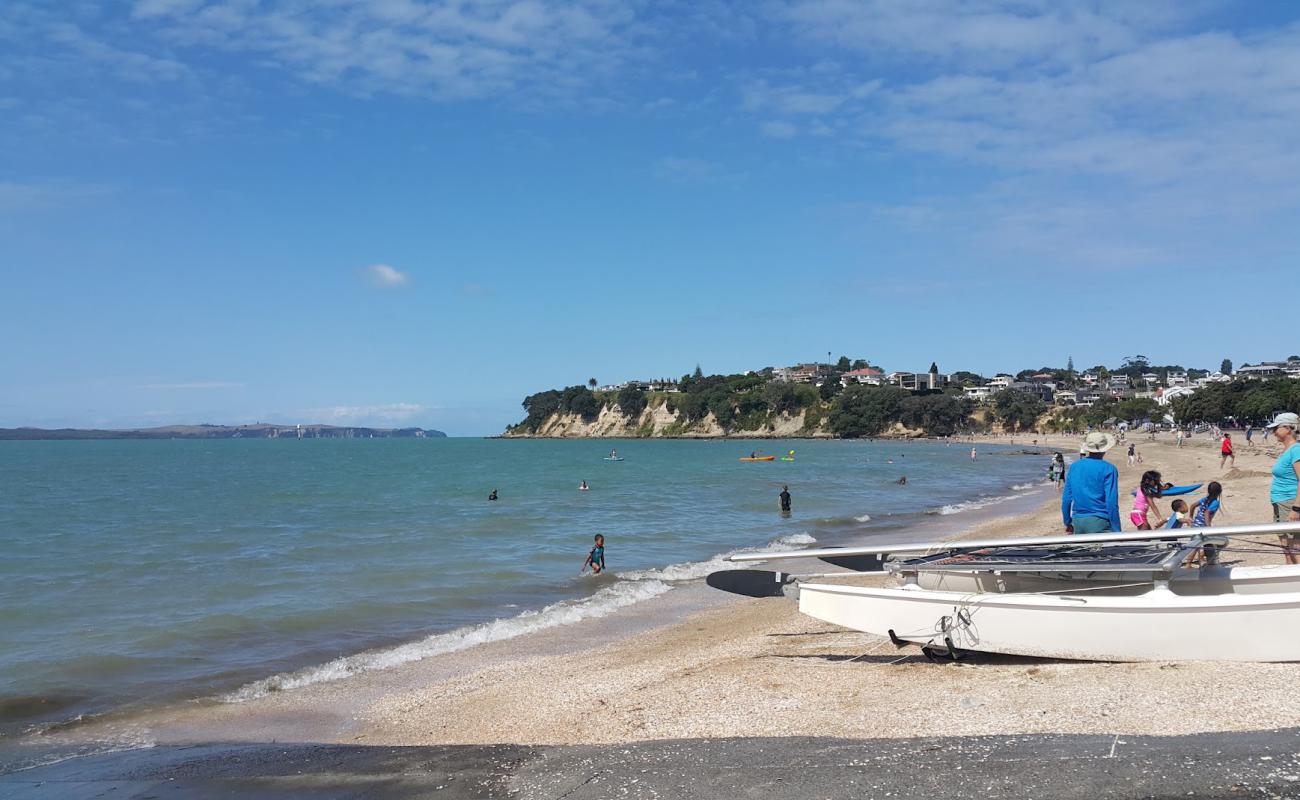 Photo de St Heliers Beach avec sable beige de surface