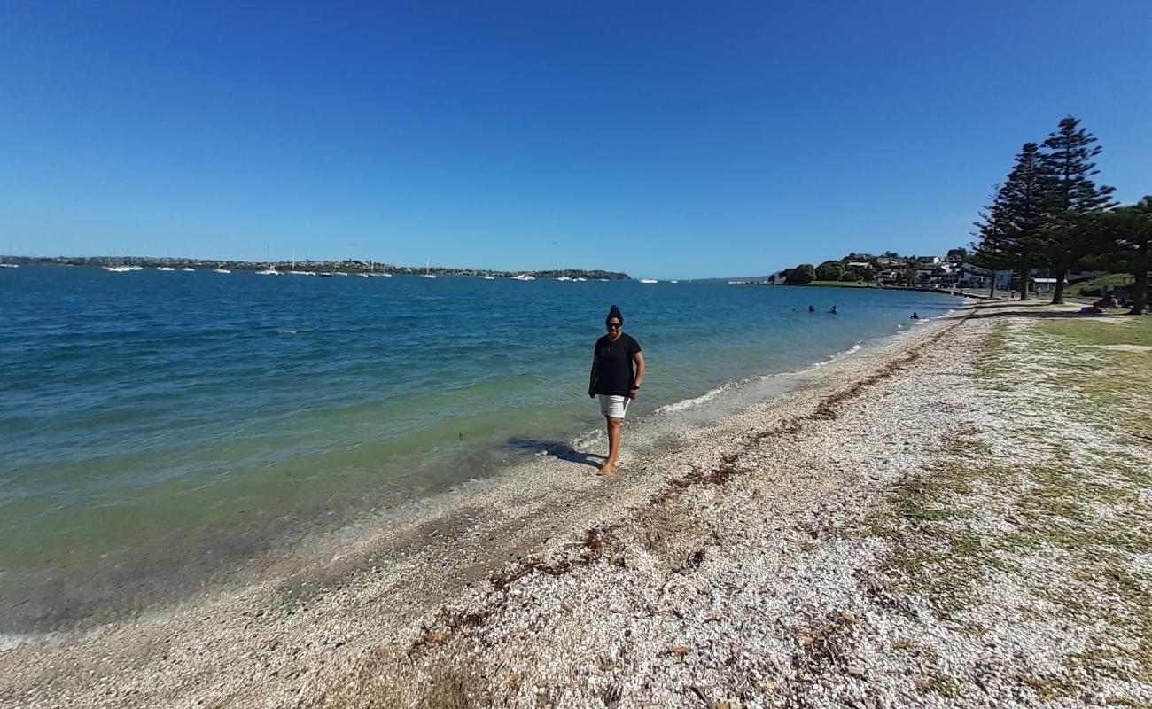Photo de Half Moon Bay Beach avec sable coquillé beige de surface