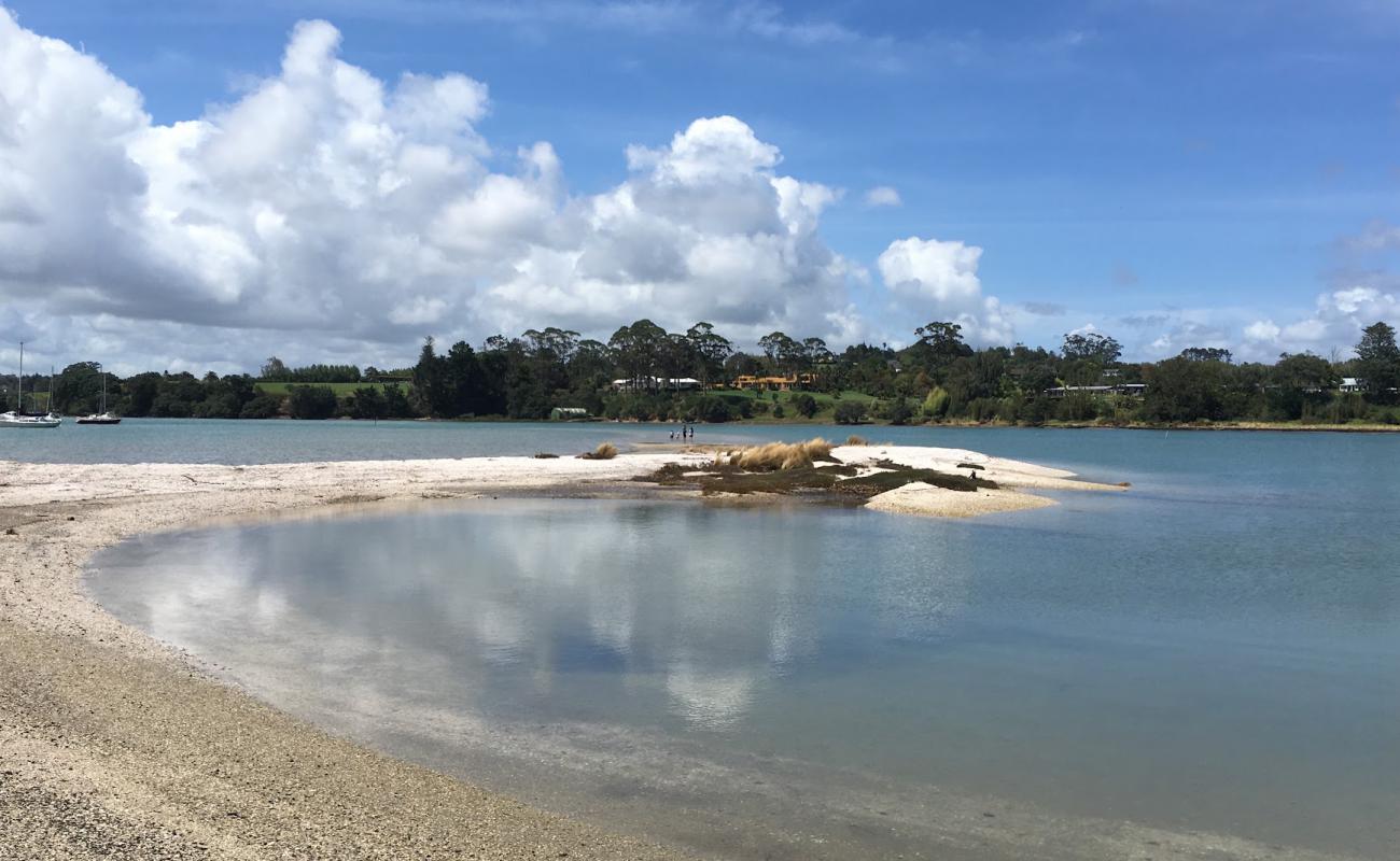 Photo de Shelly Park Beach avec sable coquillé beige de surface