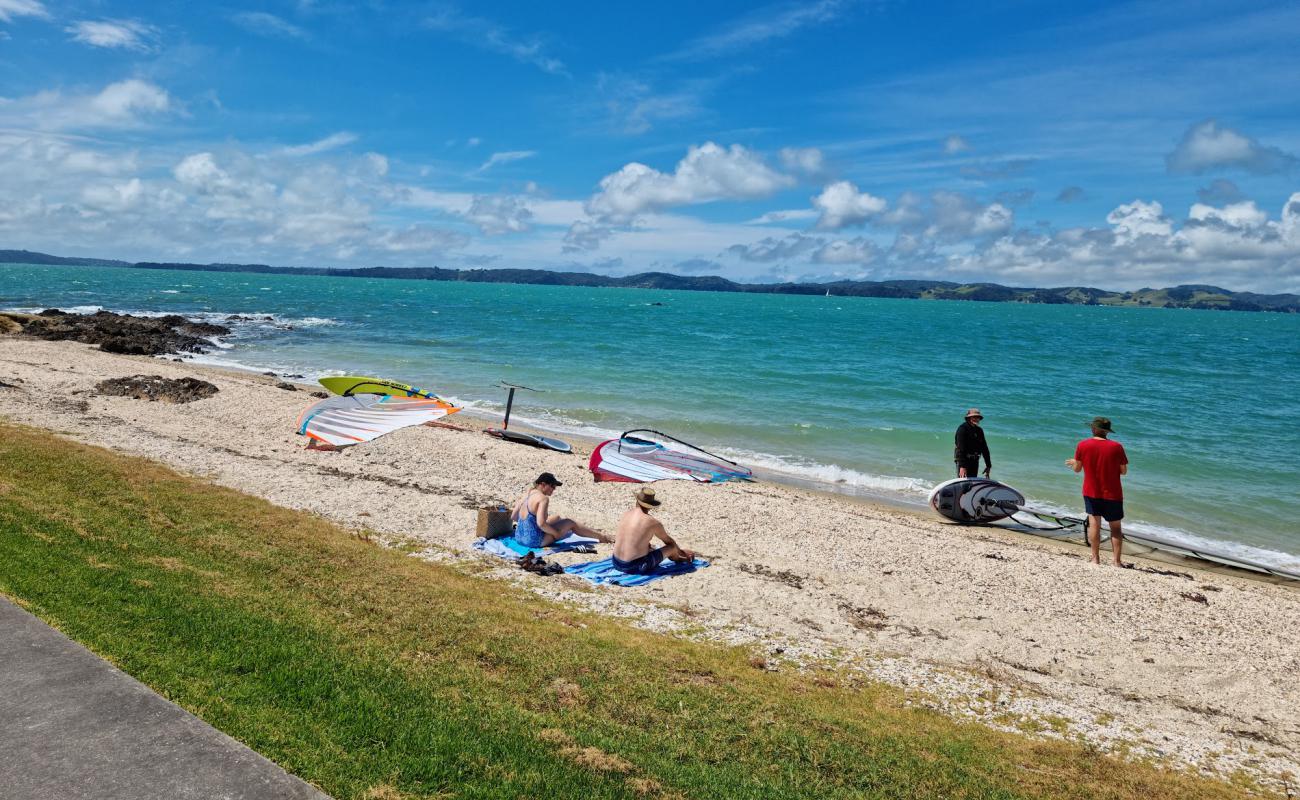 Photo de Te Pene Beach avec petits galets beige de surface