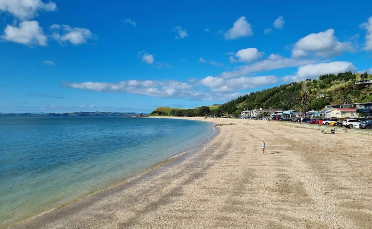 Photo de Maraetai Beach avec sable coquillier lumineux de surface