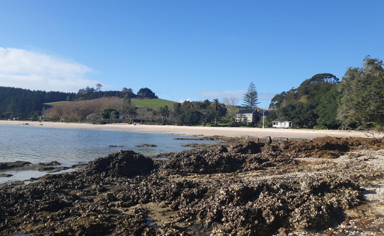 Photo de Wairoa Bay avec petits galets beige de surface