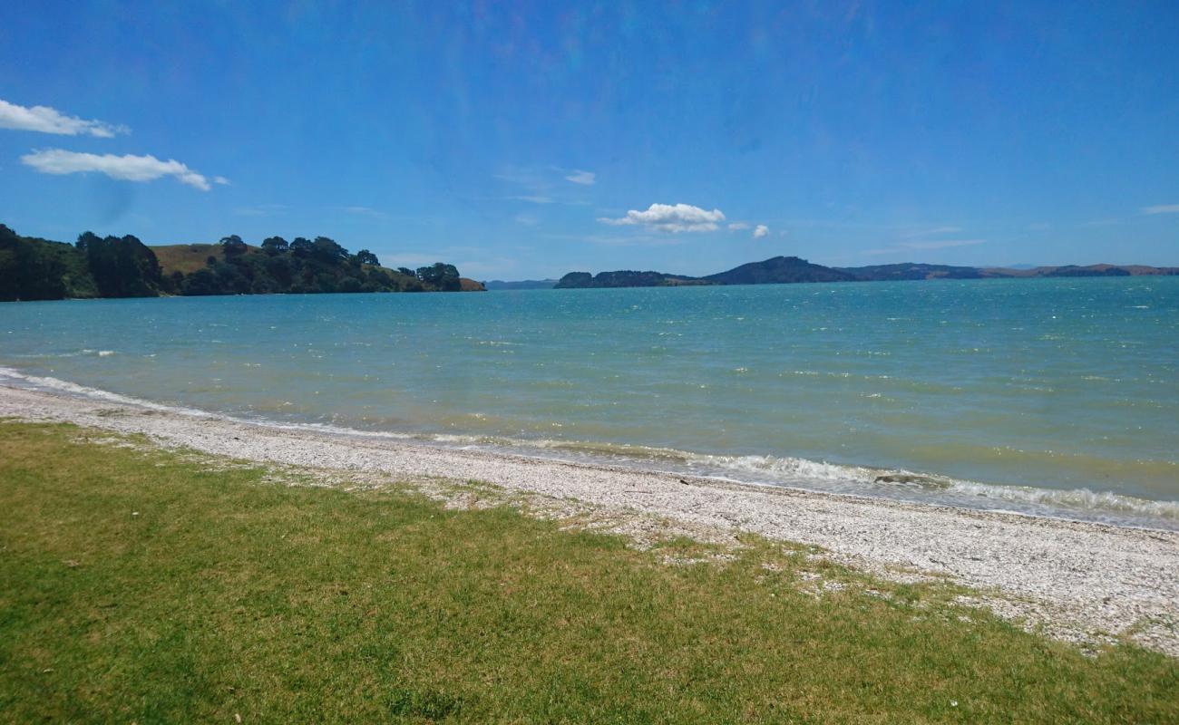 Photo de Kawakawa Bay avec petits galets beige de surface