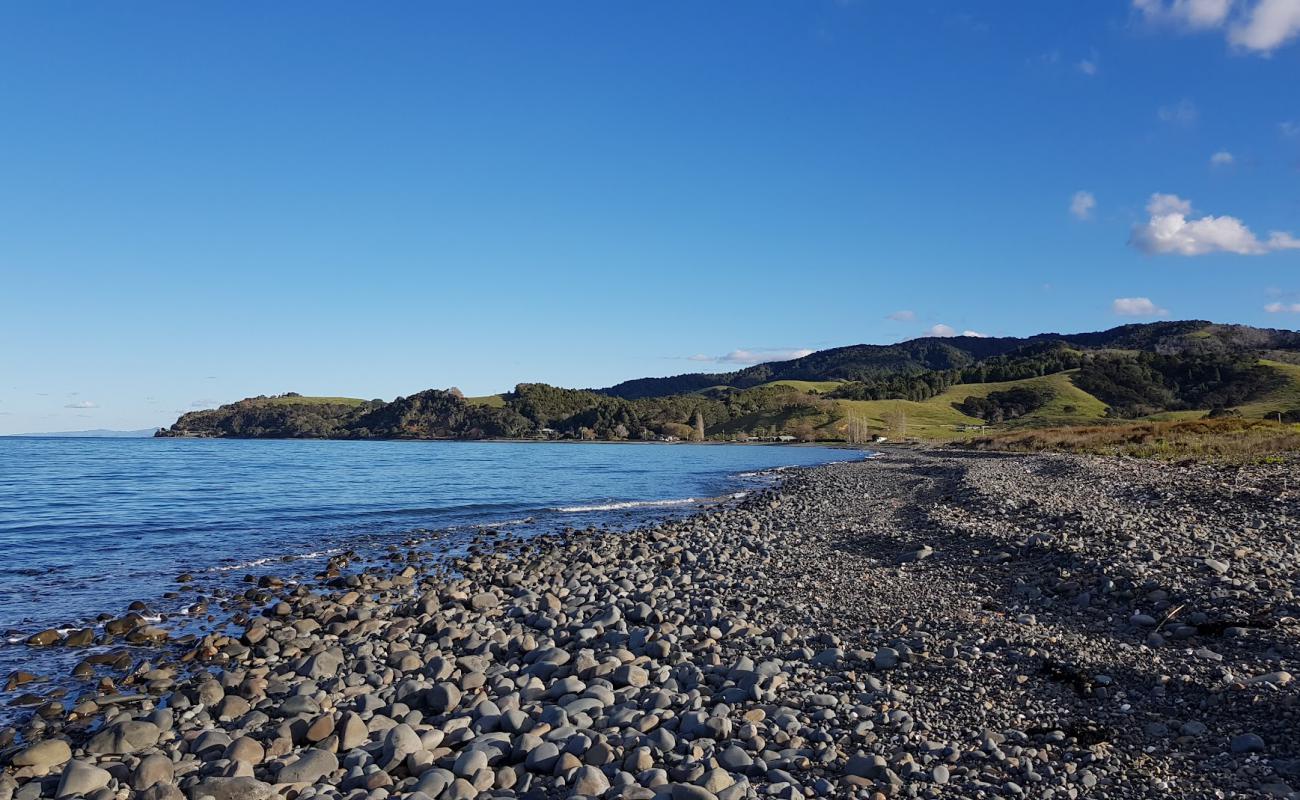 Photo de Waimango Beach avec galets beige de surface