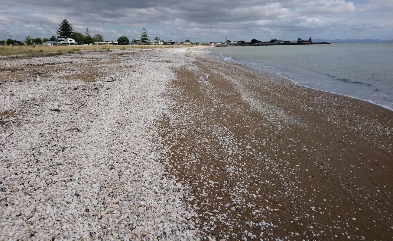 Photo de Kuranui Bay avec petits galets beige de surface