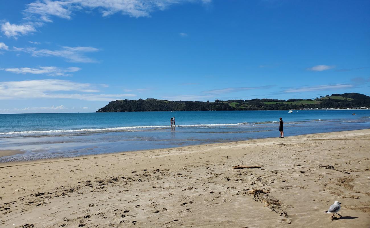 Photo de Cooks Beach avec sable beige de surface