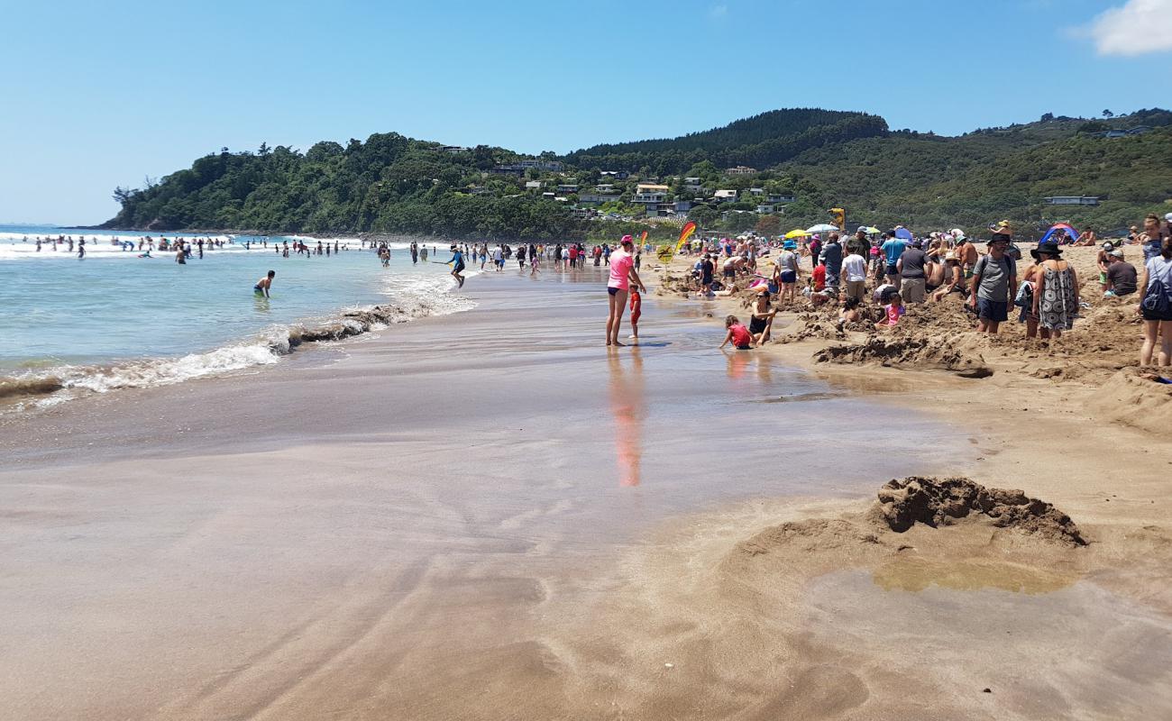 Photo de Hot Water Beach avec sable lumineux de surface