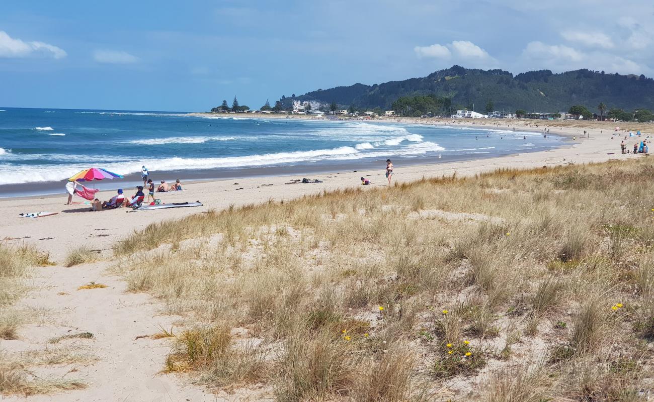 Photo de Whangamata Beach avec sable lumineux de surface