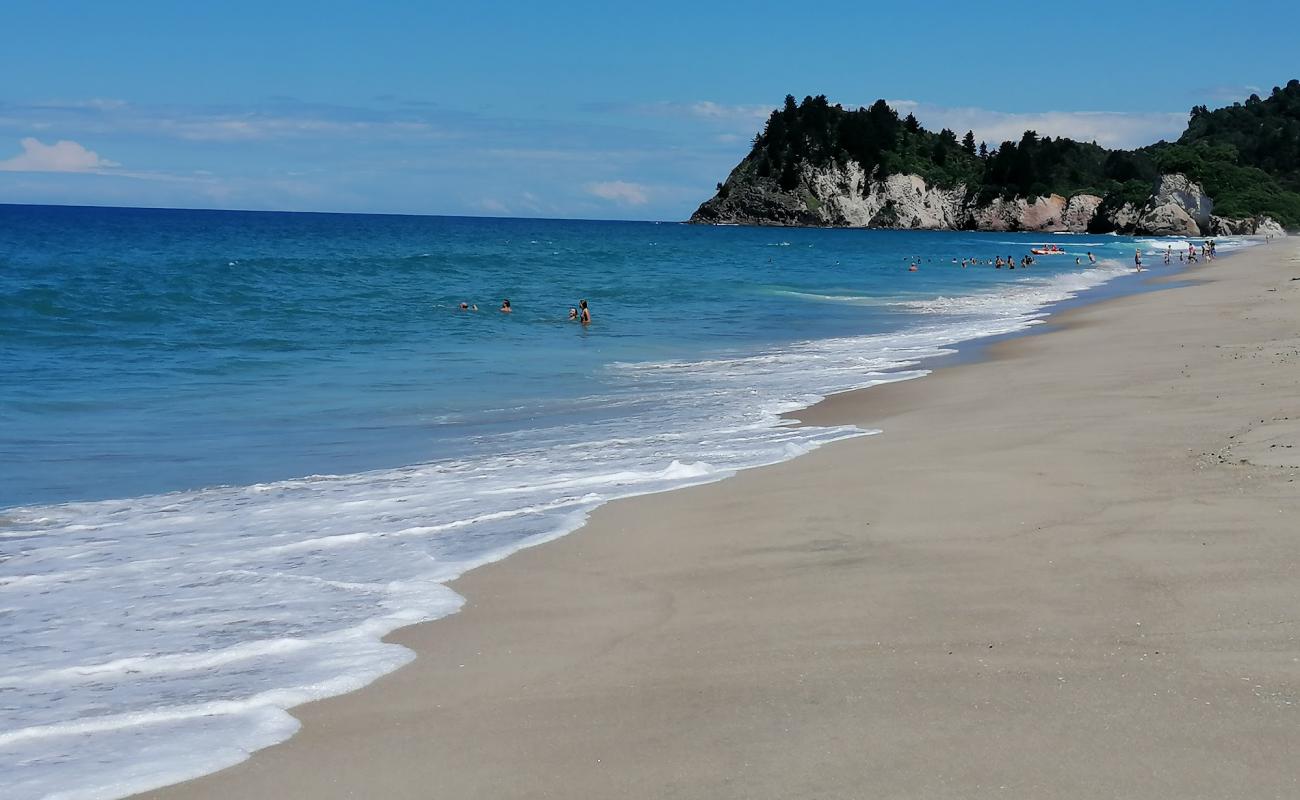 Photo de Whiritoa Beach avec sable lumineux de surface