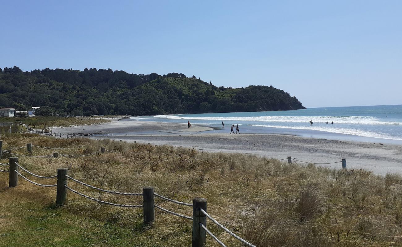 Photo de Waihi Beach avec sable gris de surface