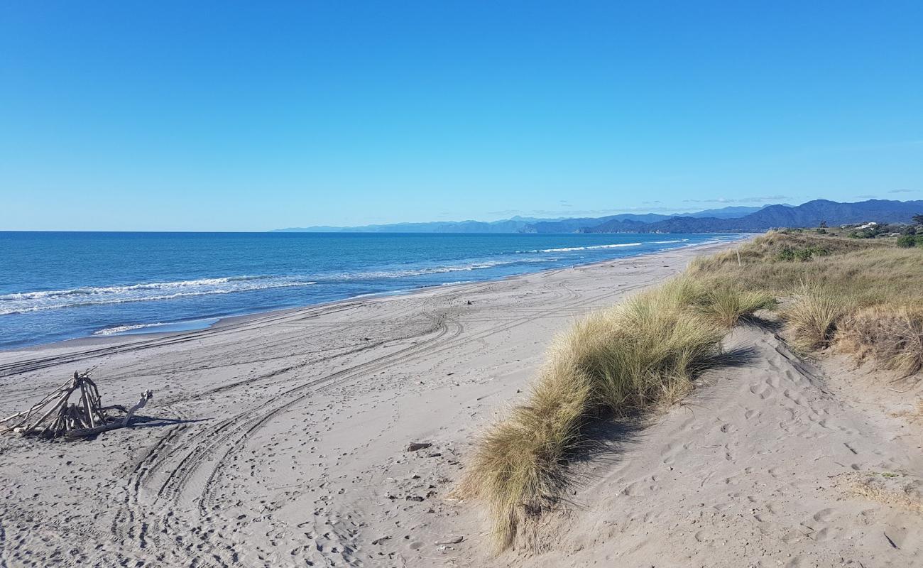 Photo de Hikuwai Beach avec sable gris de surface