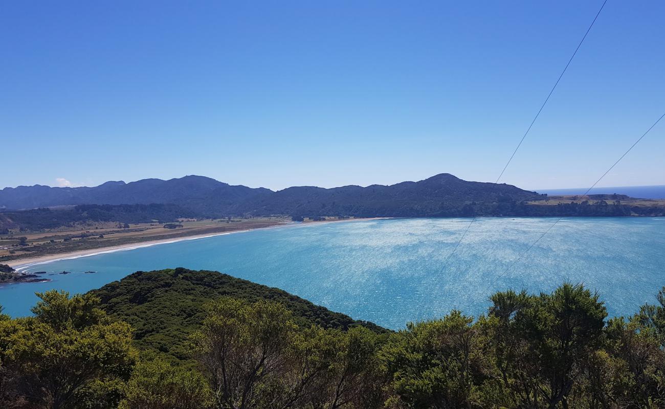 Photo de Hicks Bay avec sable beige & galets de surface