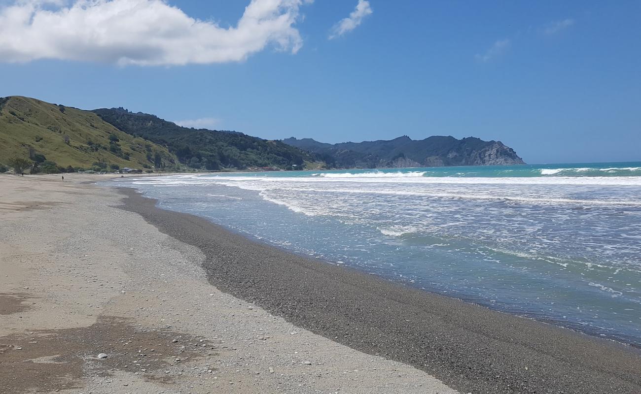 Photo de Tokomaru Beach avec sable lumineux de surface