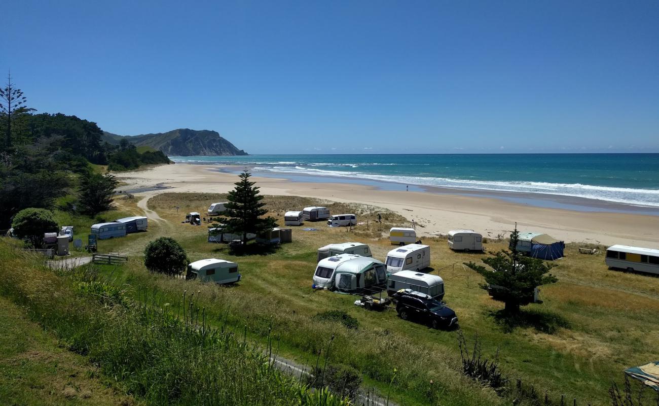 Photo de Waihau Bay Beach avec sable lumineux de surface