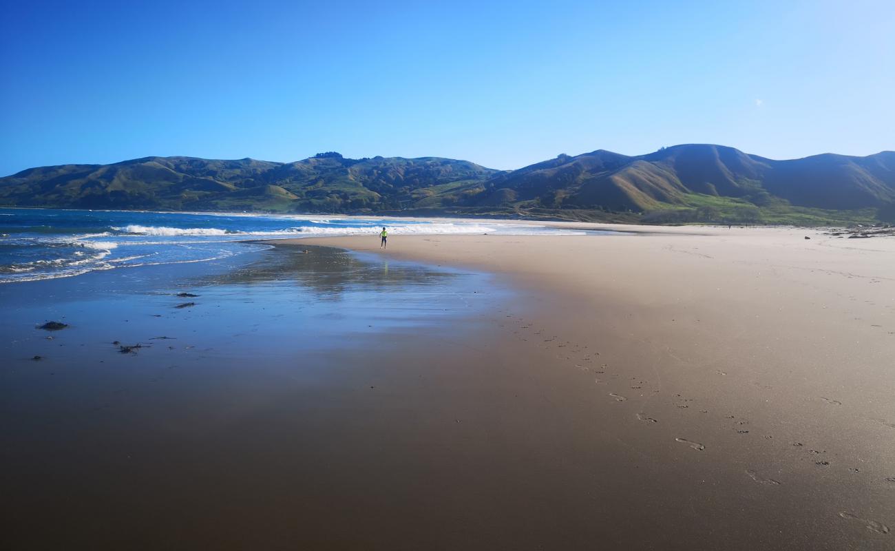Photo de Pouawa Beach avec sable beige de surface