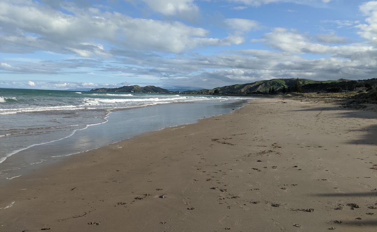 Photo de Okitu Beach avec sable lumineux de surface