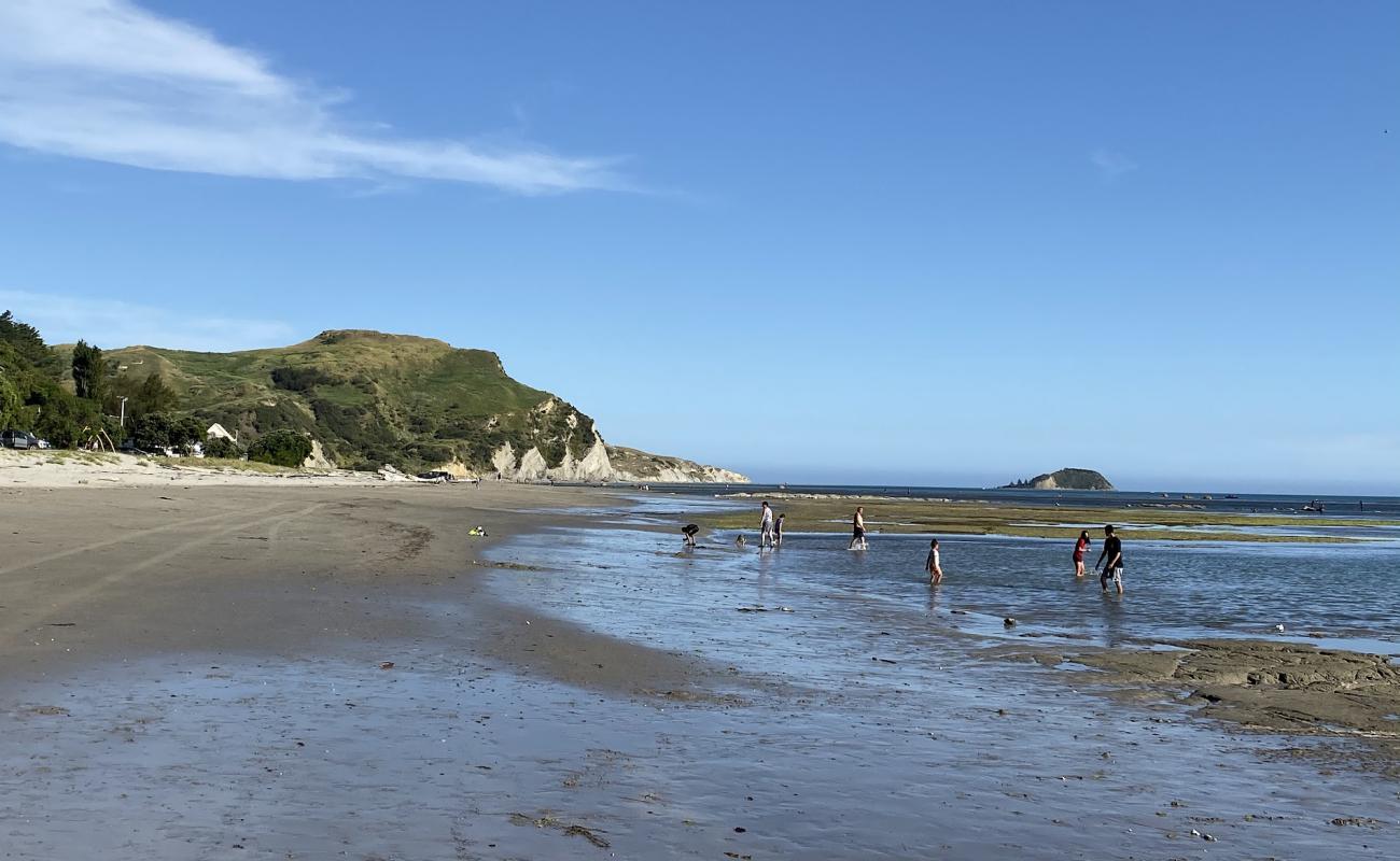 Photo de Kaiti Beach avec sable beige de surface