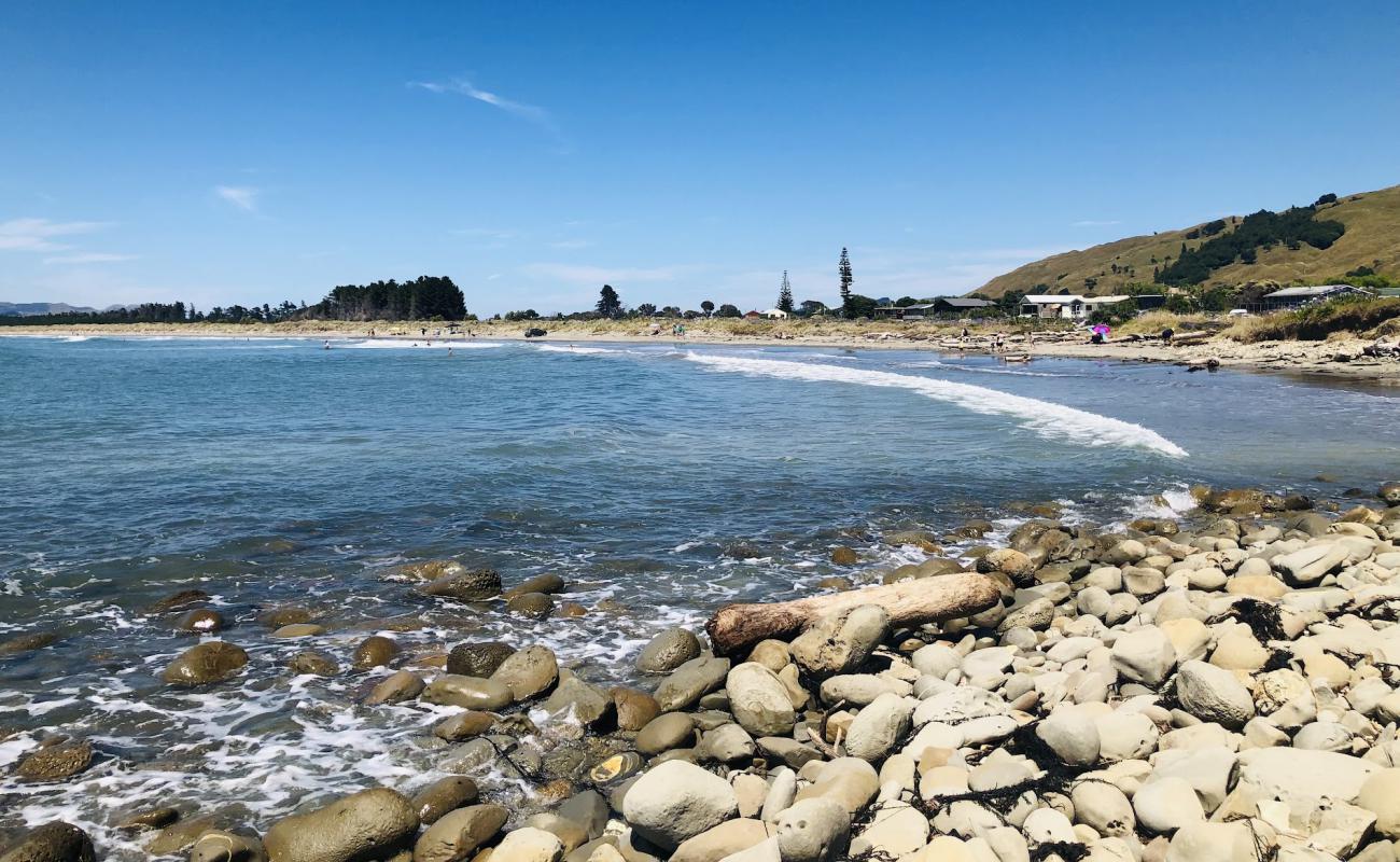 Photo de Mahanga Beach avec sable beige de surface