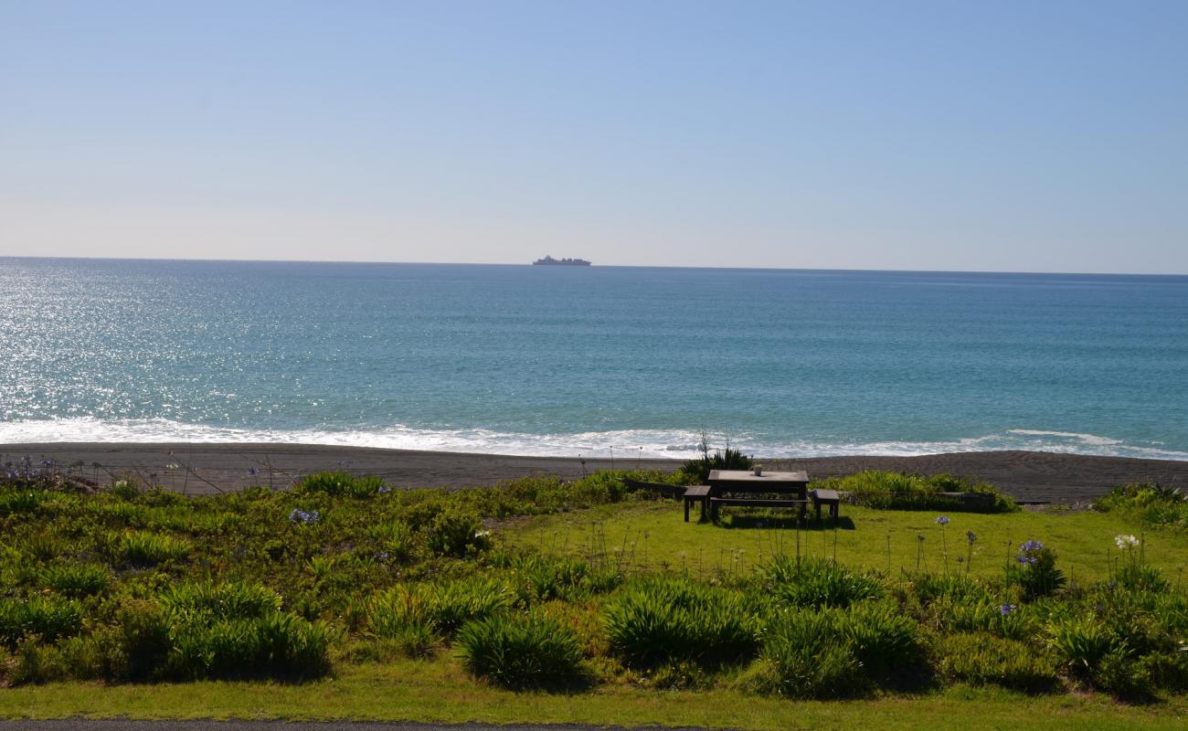 Photo de Whirinaki Beach avec sable gris & galets de surface