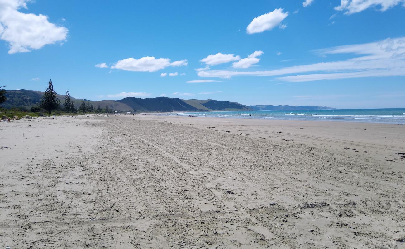 Photo de Waimarama Beach avec sable beige de surface