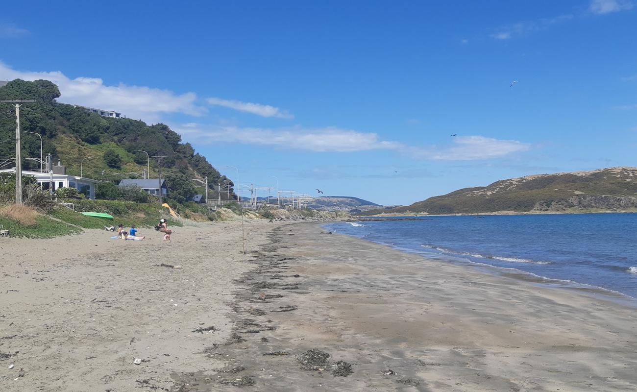 Photo de Plimmerton Beach avec sable gris de surface