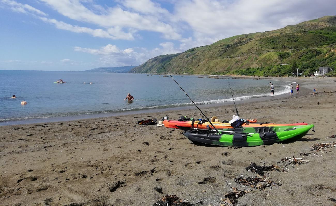 Photo de Pukerua Bay Beach avec sable gris avec roches de surface