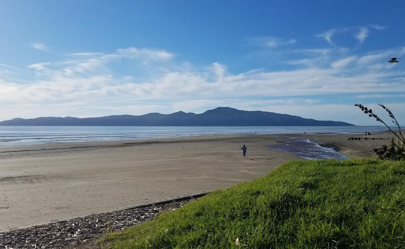 Photo de Raumati Beach avec sable gris de surface