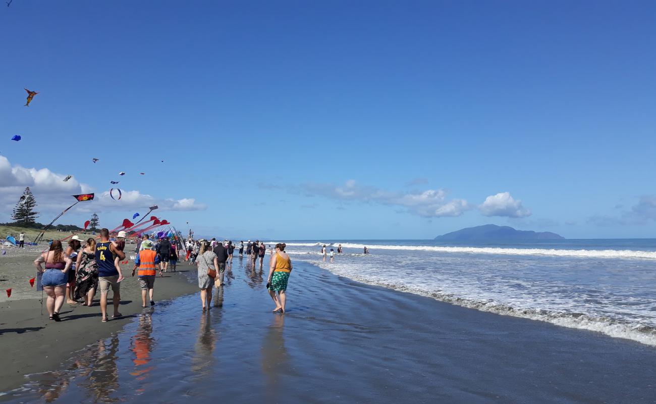 Photo de Otaki Beach avec sable gris de surface