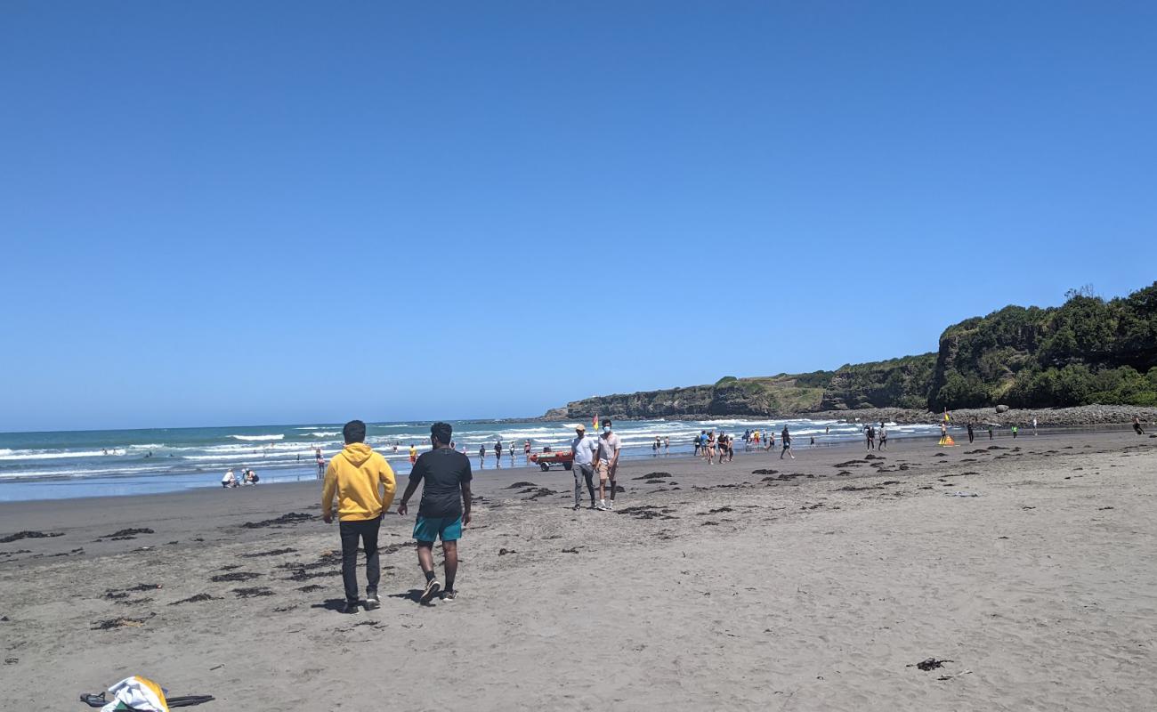 Photo de Opunake Beach avec sable gris de surface
