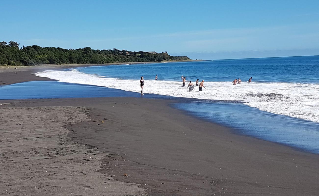 Photo de Oakura Beach avec sable gris de surface