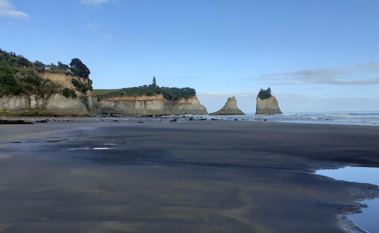Photo de Onaero Beach avec sable gris & rochers de surface