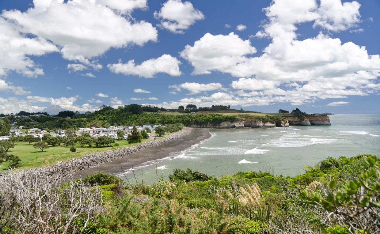 Photo de Urenui Beach avec sable gris de surface