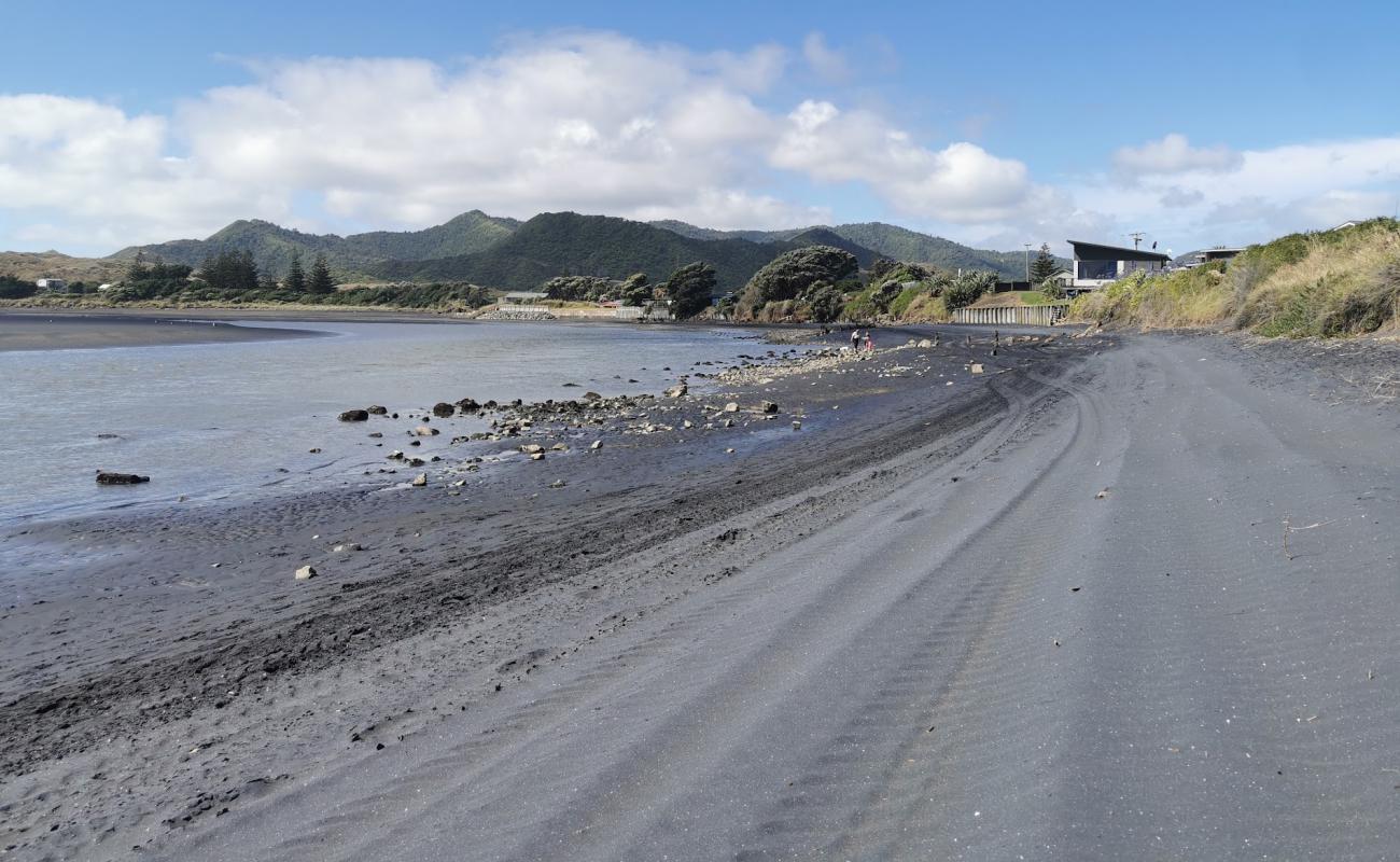 Photo de Marokopa Beach avec sable gris de surface