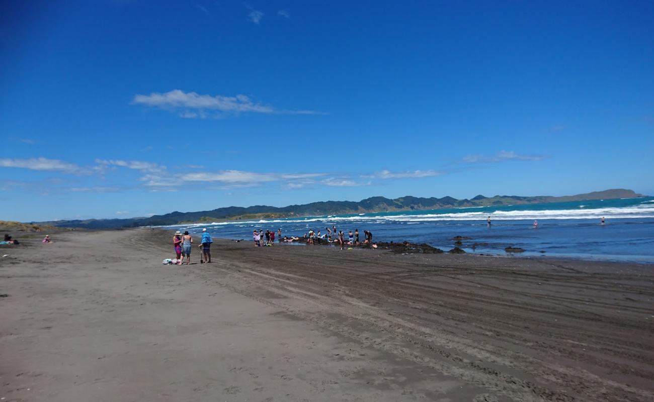 Photo de Kawhia Hot Water Beach avec sable gris de surface
