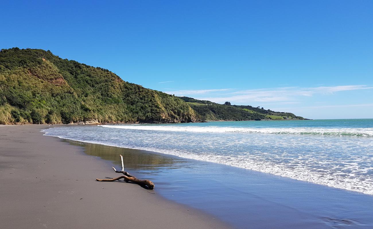 Photo de Ngarunui Beach avec sable gris de surface