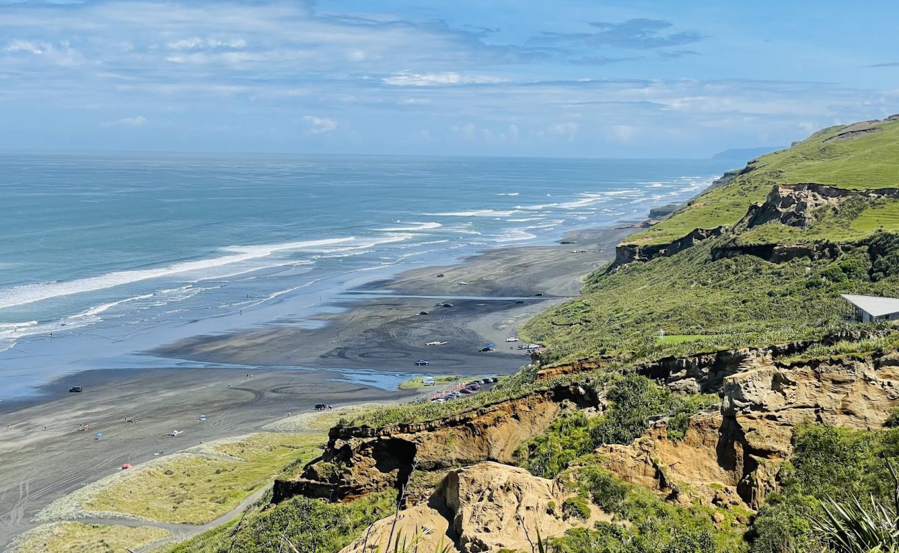Photo de Karioitahi Beach avec sable gris de surface