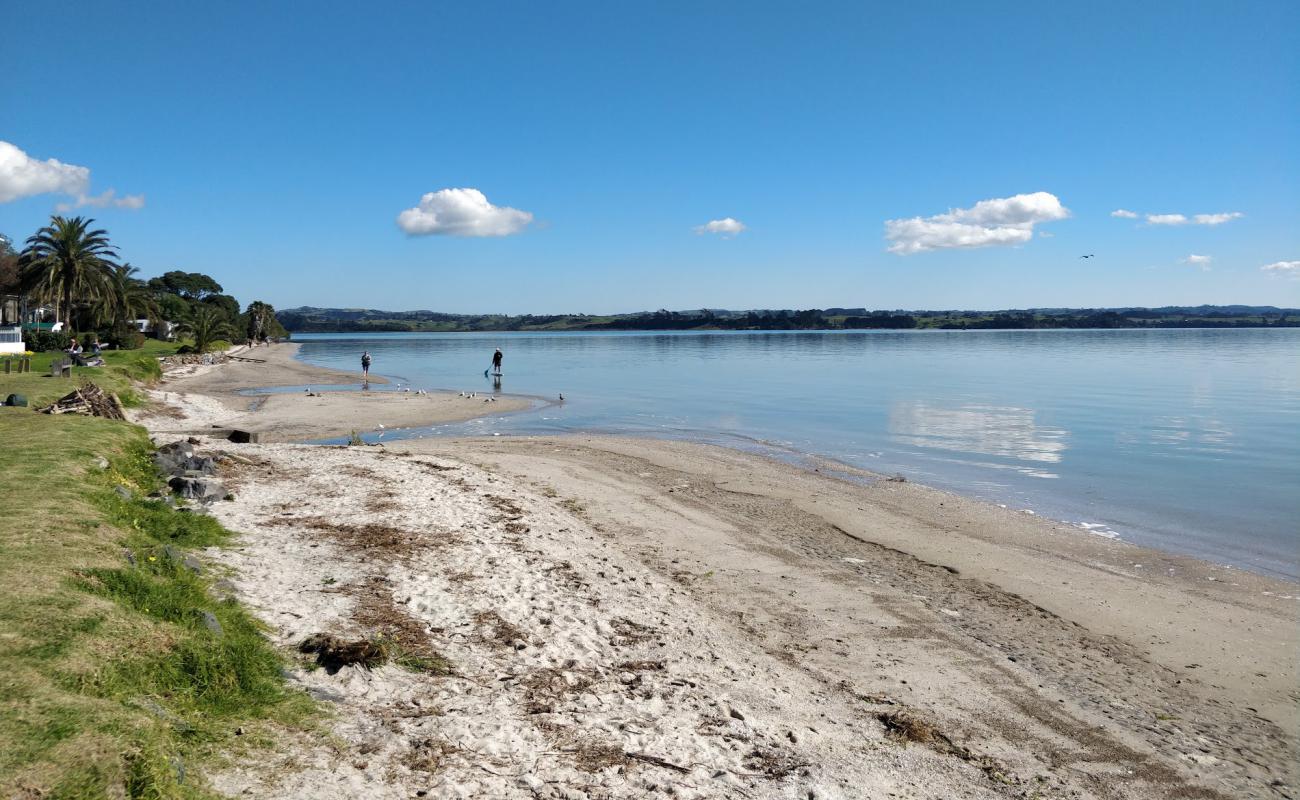 Photo de Clarks Beach avec petits galets beige de surface