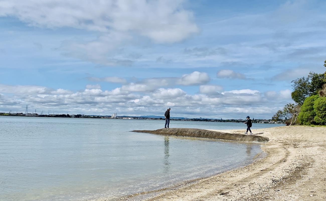 Photo de Taylors Bay avec sable beige & galets de surface