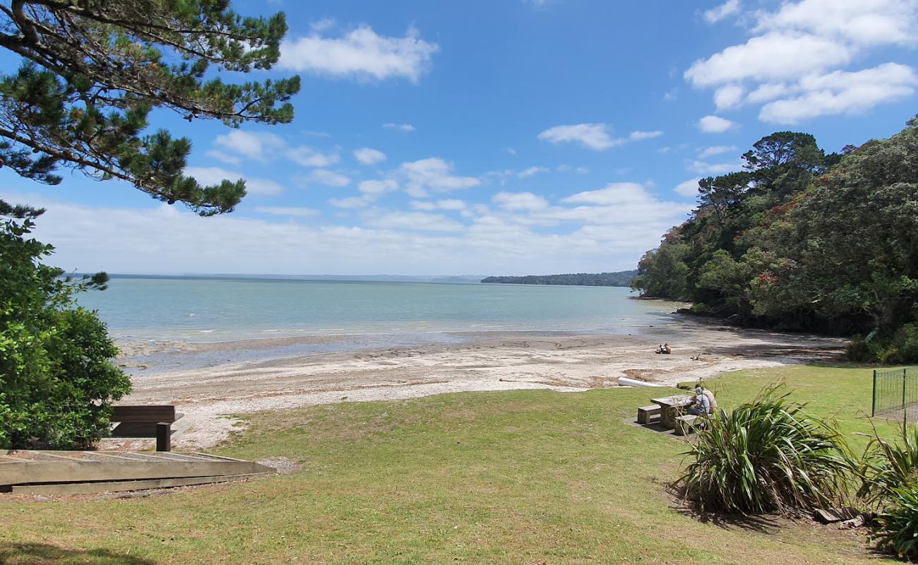 Photo de Green Bay Beach avec sable beige & galets de surface