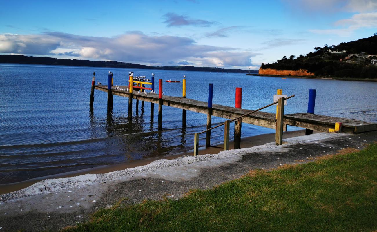 Photo de Kellys Bay avec sable lumineux de surface