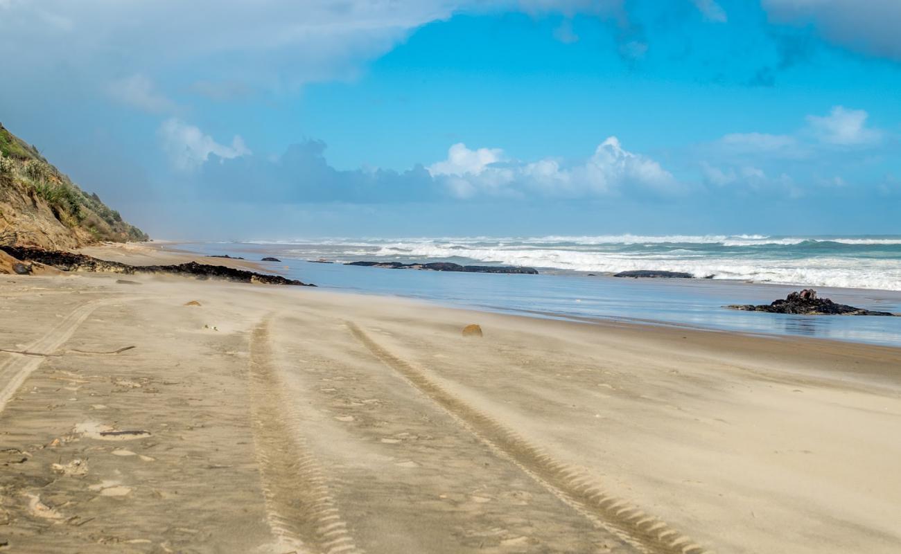 Photo de Baylys Beach avec sable beige fin de surface