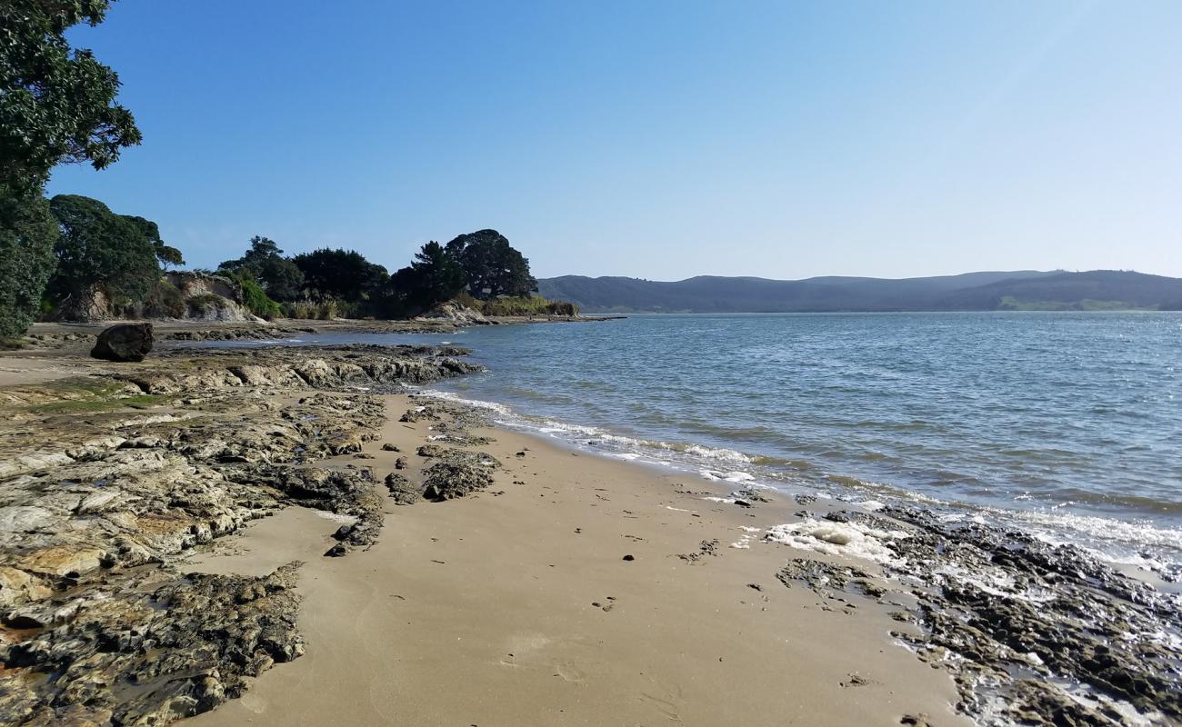 Photo de Koutu Beach avec sable brillant et rochers de surface