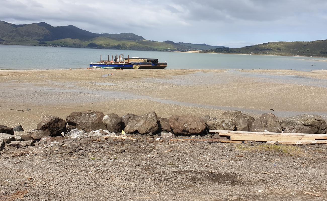 Photo de Panguru Beach avec sable clair avec caillou de surface